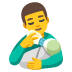 Mann, der Baby die Flasche gibt