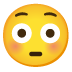 errötetes Gesicht mit großen Augen
