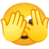 Gesicht mit durch die Finger linsendem Auge